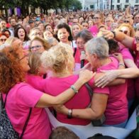 Miles de mujeres protestan en España por escándalo en detección cáncer de mama