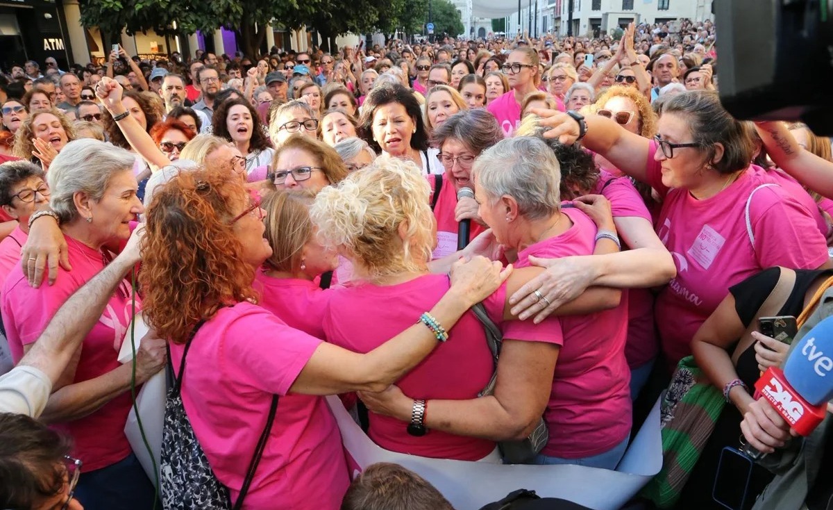 Miles de mujeres protestan en España por escándalo en detección cáncer de mama
