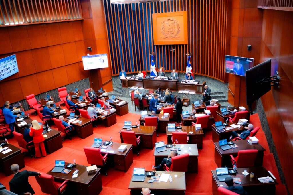 Senado aprueba renombrar autopistas en honor a líderes políticos y más polémicas leyes
