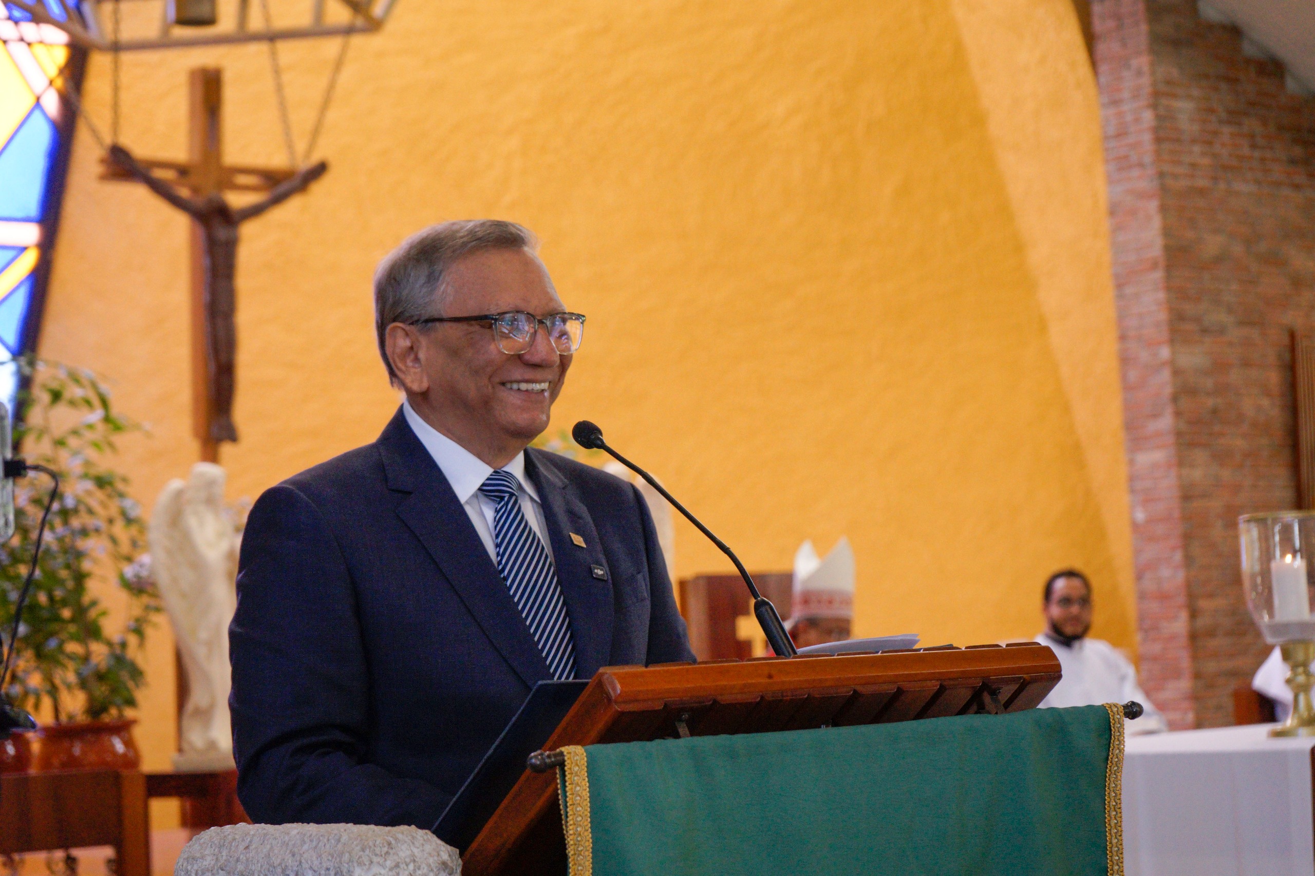 El presidente ejecutivo de Banreservas, doctor Leonardo Aguilera, habla en la misa de Acción de Gracias oficiada en la Parroquia Nuestra Señora de la Anunciación, en la Pontificia Universidad Católica Madre y Maestra por el 84 aniversario de la institución financiera.