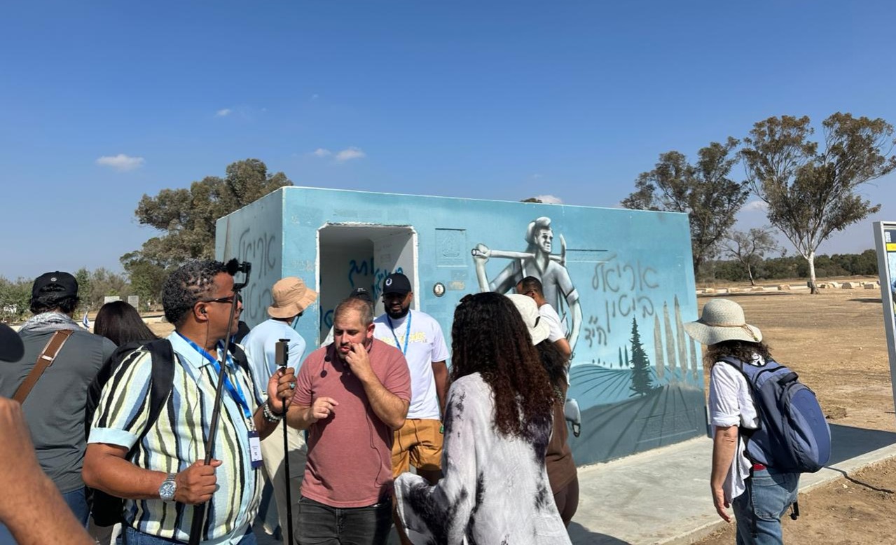 Delegación de influencers dominicanos visitan el Memorial Nova en Israel