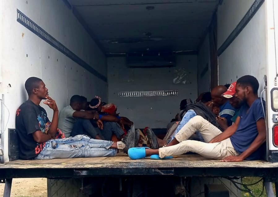 Interceptan camión frigorífico que transportaba 24 haitianos indocumentados en Montecristi