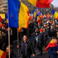 Miles de rumanos protestan en Bucarest contra las medidas de ahorro para sanear el déficit