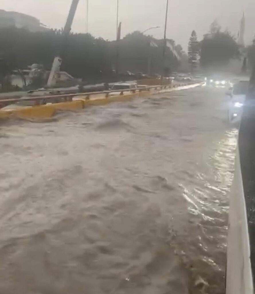 Lluvias provocan gran acumulación de agua en el elevado de la autopista Duarte en Santiago | 3 | Lluvias provocan gran acumulación de agua en el elevado de la autopista Duarte en Santiago - Noticias de hoy en República Dominicana | De Último Minuto