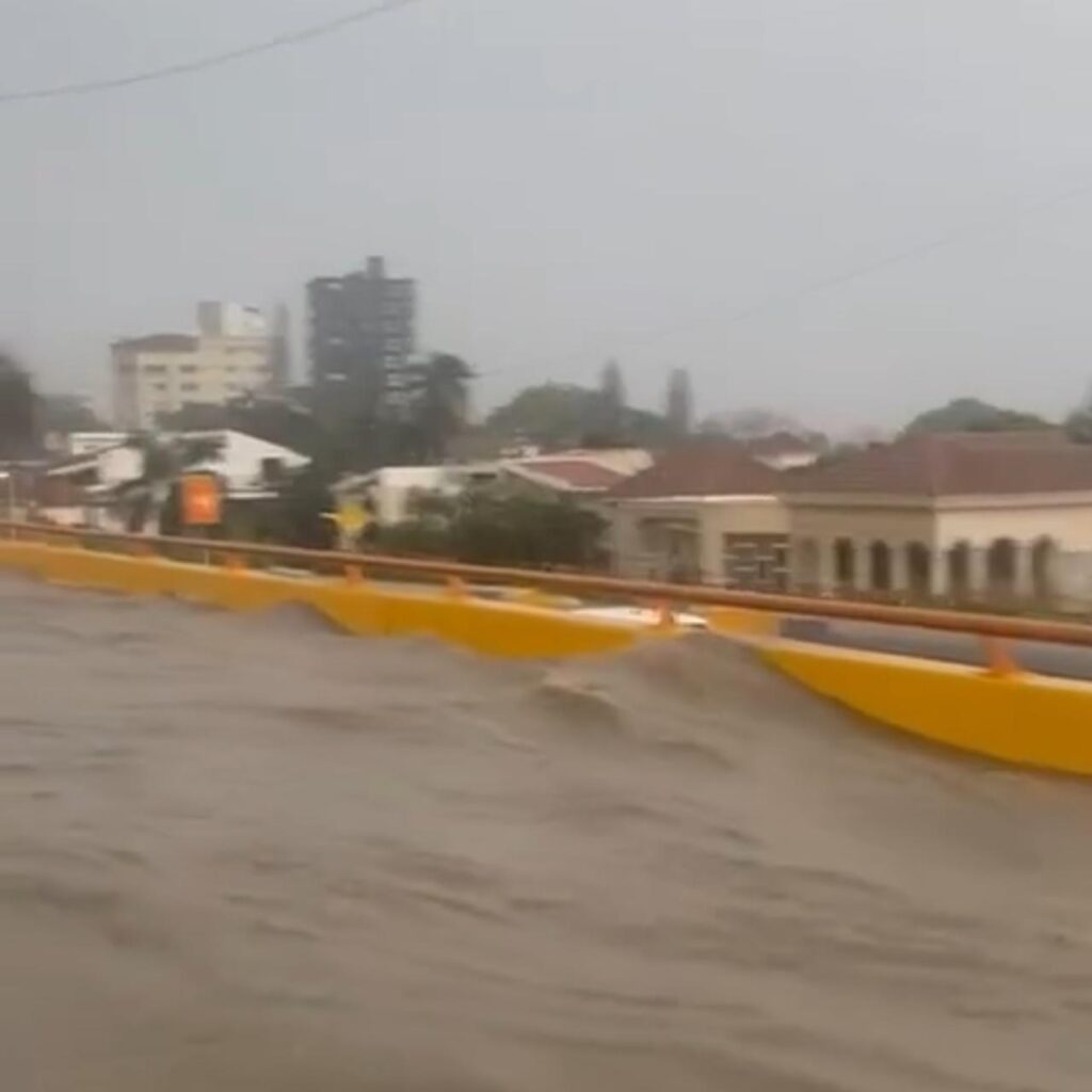 Lluvias provocan gran acumulación de agua en el elevado de la autopista Duarte en Santiago | 4 | Lluvias provocan gran acumulación de agua en el elevado de la autopista Duarte en Santiago - Noticias de hoy en República Dominicana | De Último Minuto