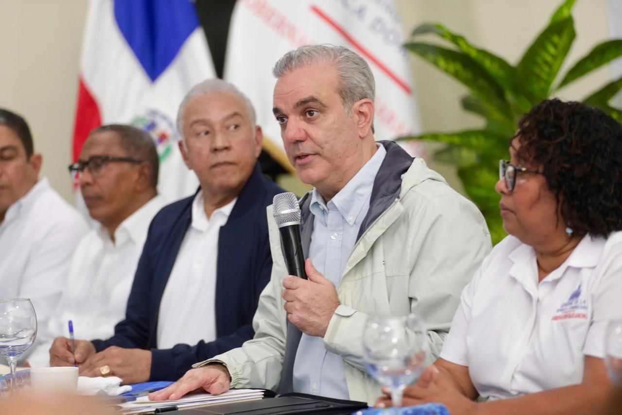 Abinader se pone las botas: promete millones tras el caos del huracán Melissa en Ocoa y Barahona