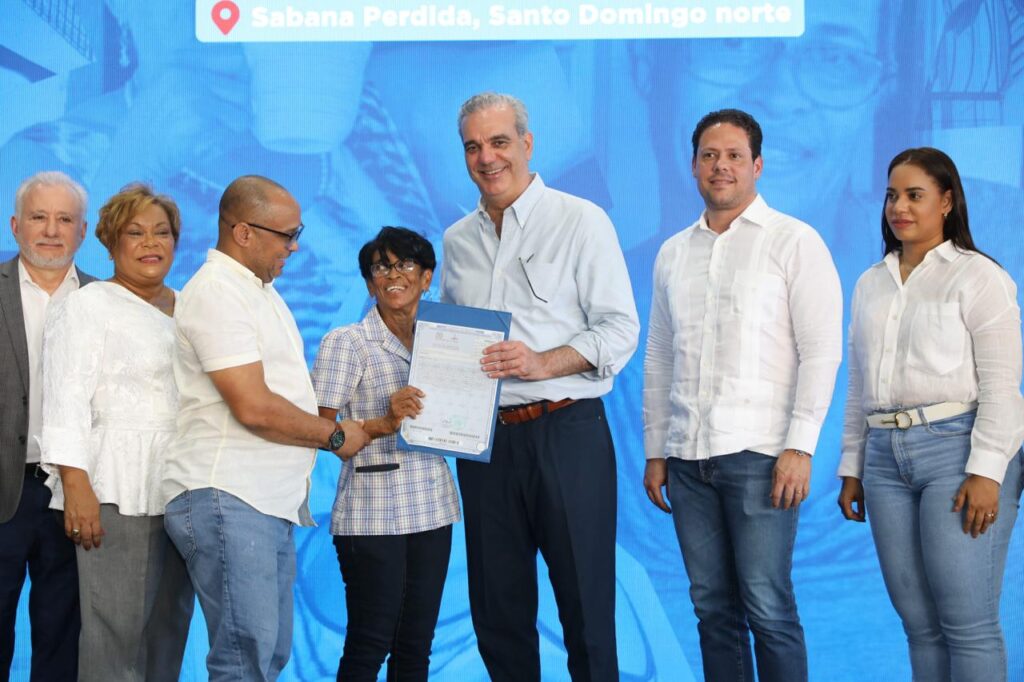 551 familias reciben sus títulos de propiedad en Sabana Pérdida | 2 | 551 familias reciben sus títulos de propiedad en Sabana Pérdida - Noticias de hoy en República Dominicana | De Último Minuto