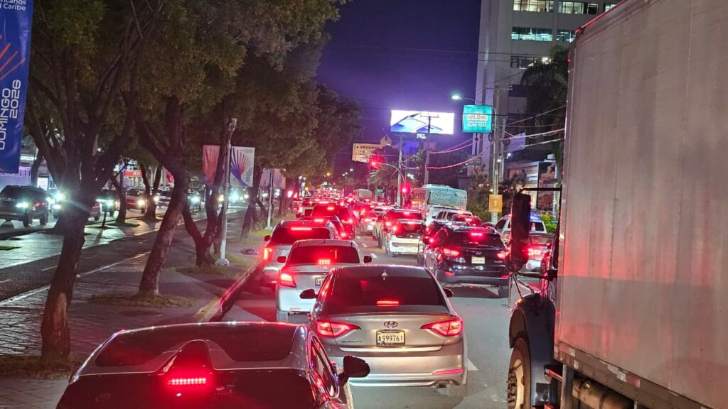 Tránsito colapsa en el Distrito Nacional: principales avenidas intransitables por fuerte taponamiento vehicular | 3 | Tránsito colapsa en el Distrito Nacional: principales avenidas intransitables por fuerte taponamiento vehicular - Noticias de hoy en República Dominicana | De Último Minuto