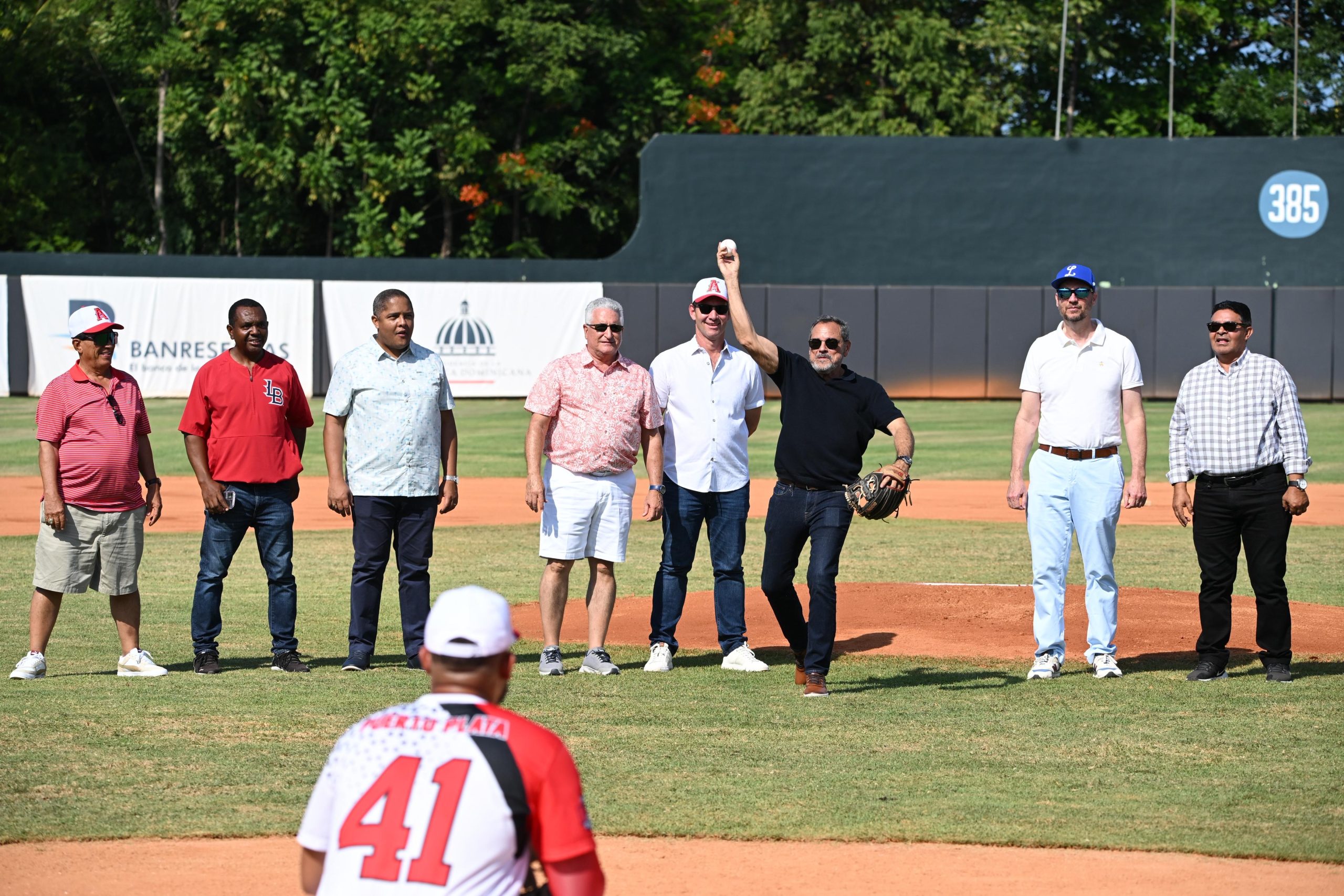 Comisionado Noboa realiza lance de honor en partido Licey y Atléticos de Puerto Plata - Noticias de hoy en República Dominicana | De Último Minuto