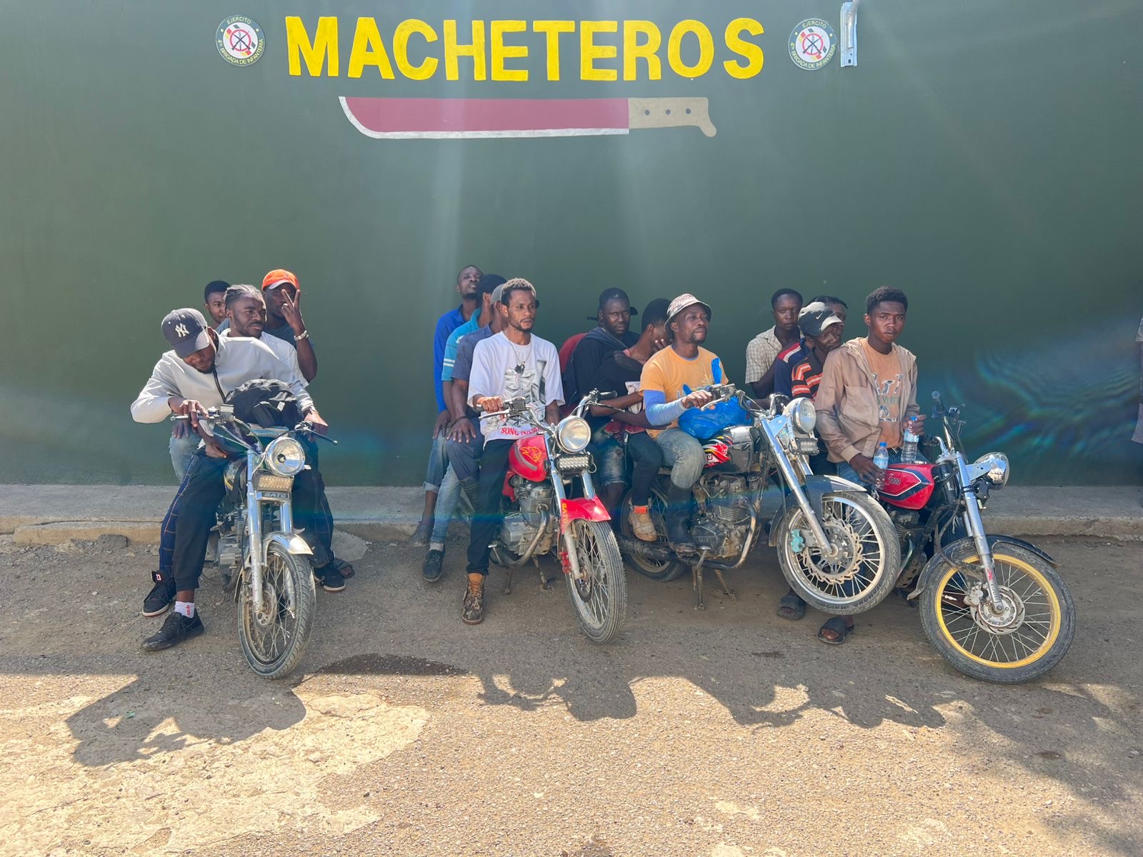 Ejército intercepta motocicletas con 25 haitianos indocumentados en operativos realizados en Dajabón y Valverde - Noticias de hoy en República Dominicana | De Último Minuto