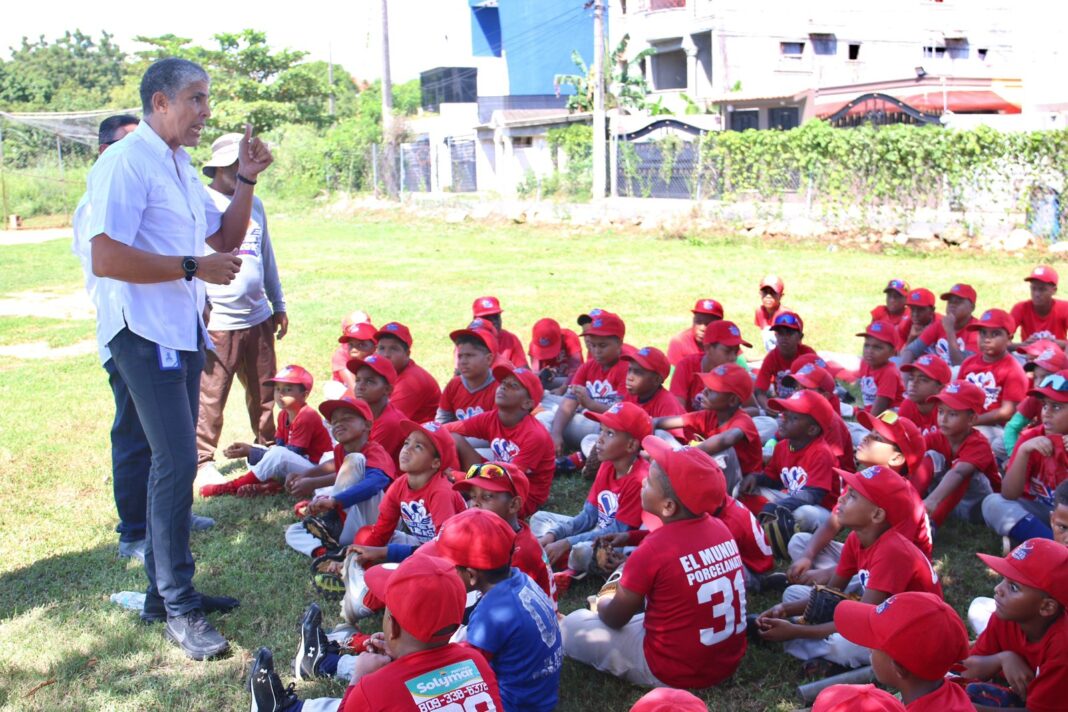 Más de 70 infantes reciben entrenamientos y orientaciones de parte de la Dirección del Comisionado Nacional de Béisbol