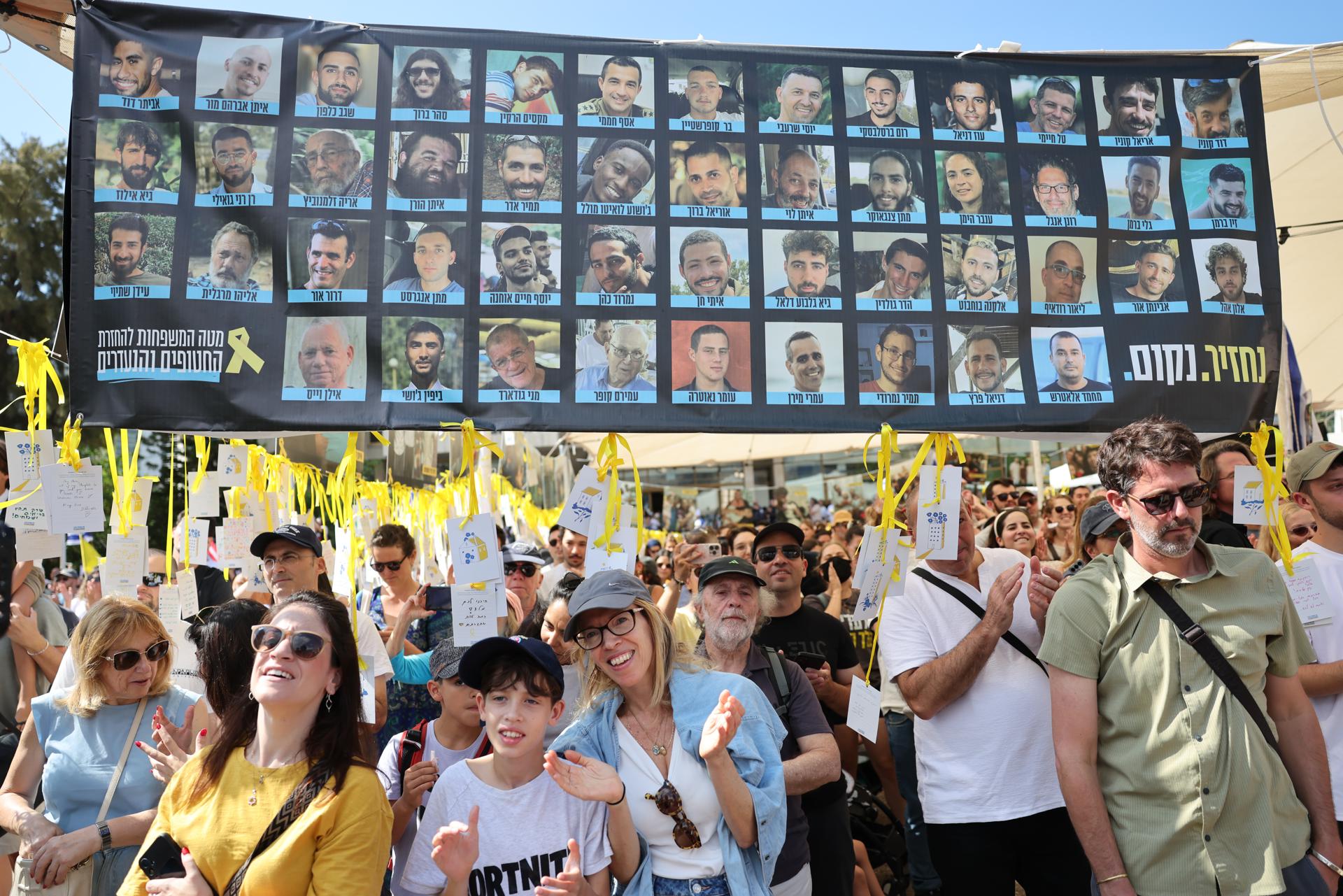 Israel identifica a los cuatro rehenes muertos entregados por Hamás