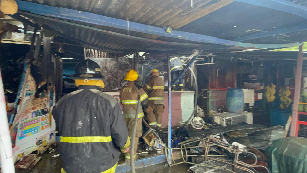Incendio destruye varias casetas de venta de frutas y habitaciones en Santiago