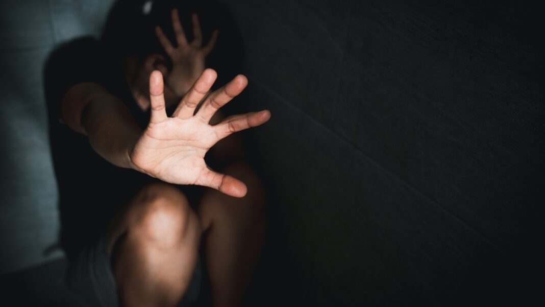 Intento de abuso sexual en Pantoja: adolescente sobrevive tras lanzarse desde un cuarto piso