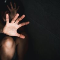 Intento de abuso sexual en Pantoja: adolescente sobrevive tras lanzarse desde un cuarto piso