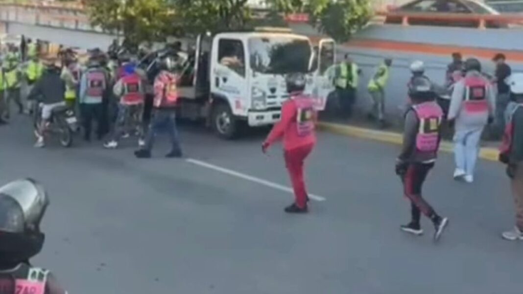 Se registra enfrentamiento entre agentes de la Digessett y motoconchos frente al Metro de la Churchill por parada improvisada