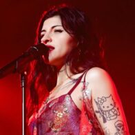 Cazzu se la deja caer a Nodal durante concierto: "Crio a mi hija sola, no recibo ayuda"