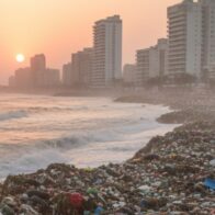 Recreado con IA. Basura se acumula en el Malecón de Santo Domingo tras el paso del huracán Melissa