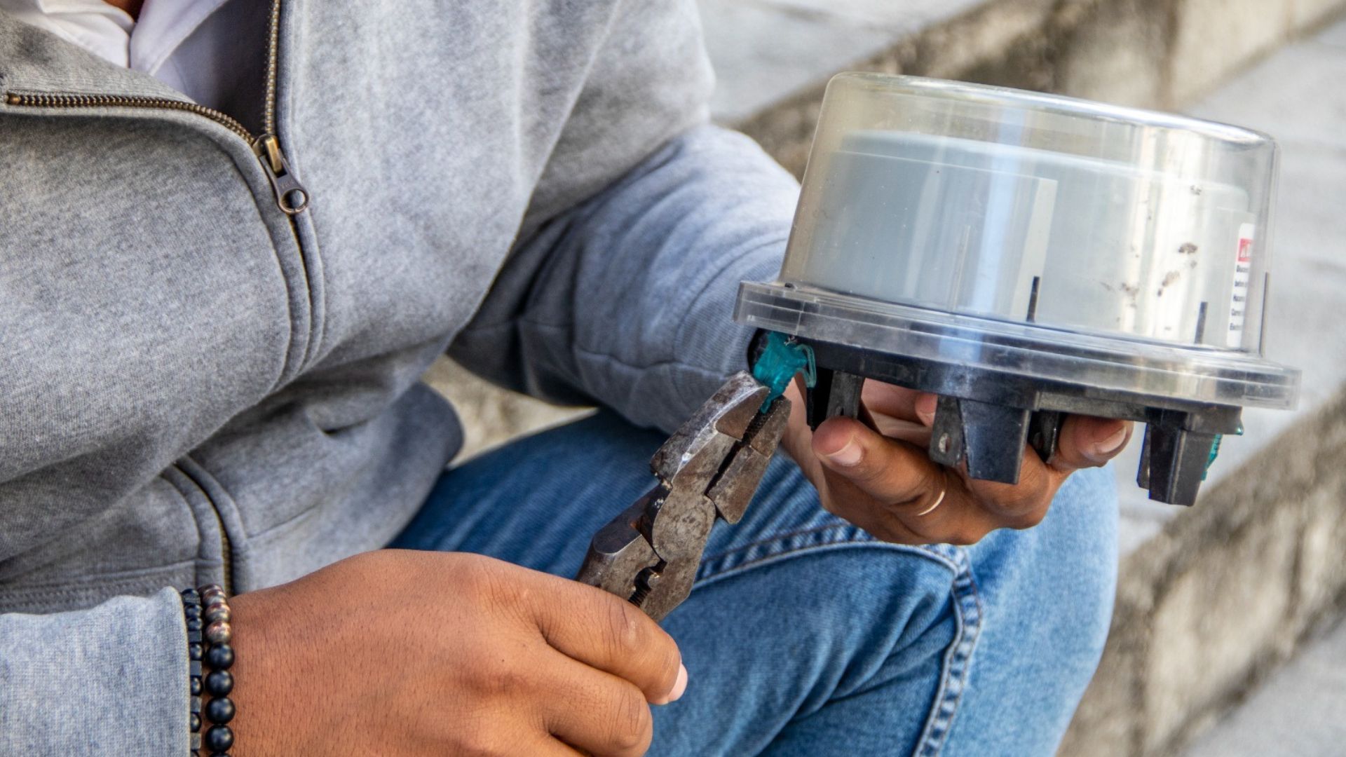 Imponen 3 meses de prisión a un hombre por manipular las redes eléctricas - Noticias de hoy en República Dominicana | De Último Minuto