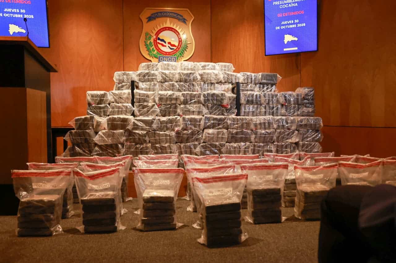 Interceptan lancha con 650 paquetes de droga en costas de Baní; dos dominicanos detenidos