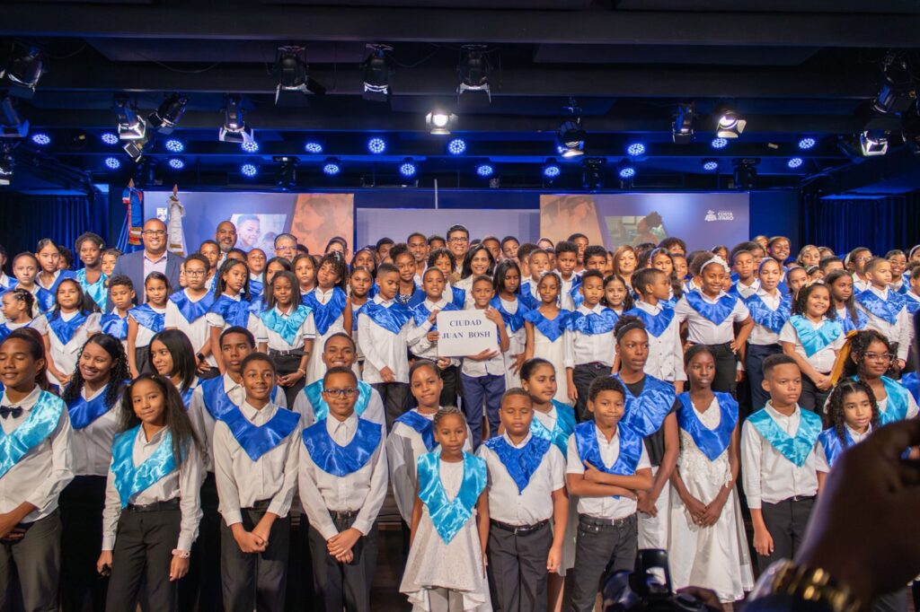 1,560 niños se gradúan de inglés totalmente gratis a través del Plan PROA | 4 | 1,560 niños se gradúan de inglés totalmente gratis a través del Plan PROA - Noticias de hoy en República Dominicana | De Último Minuto