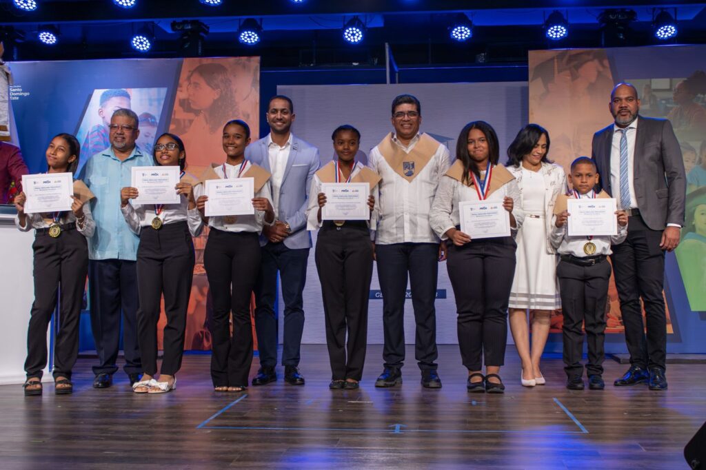 1,560 niños se gradúan de inglés totalmente gratis a través del Plan PROA | 2 | 1,560 niños se gradúan de inglés totalmente gratis a través del Plan PROA - Noticias de hoy en República Dominicana | De Último Minuto