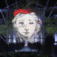 París abre homenaje a las víctimas del 13N con rock duro y tras tañido de sus campañas