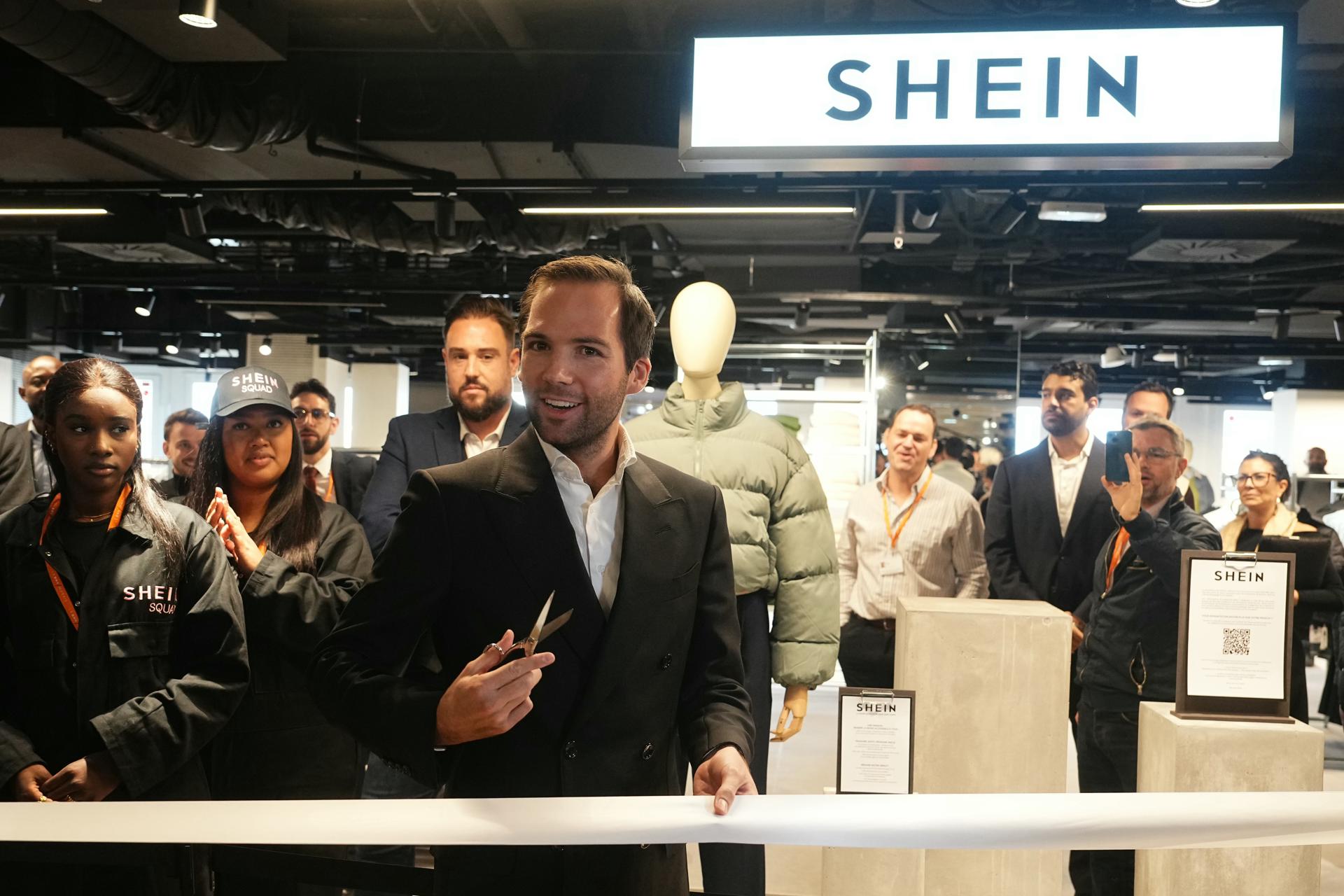Shein abre primera tienda física en París pese a fuerte polémica por su modelo de negocio