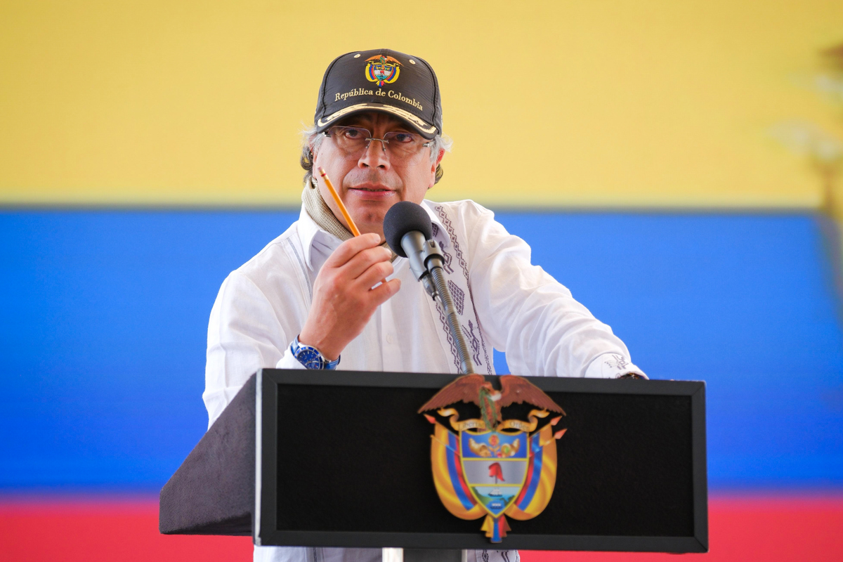 Autoridad electoral colombiana sanciona campaña de Petro por violar topes de financiación