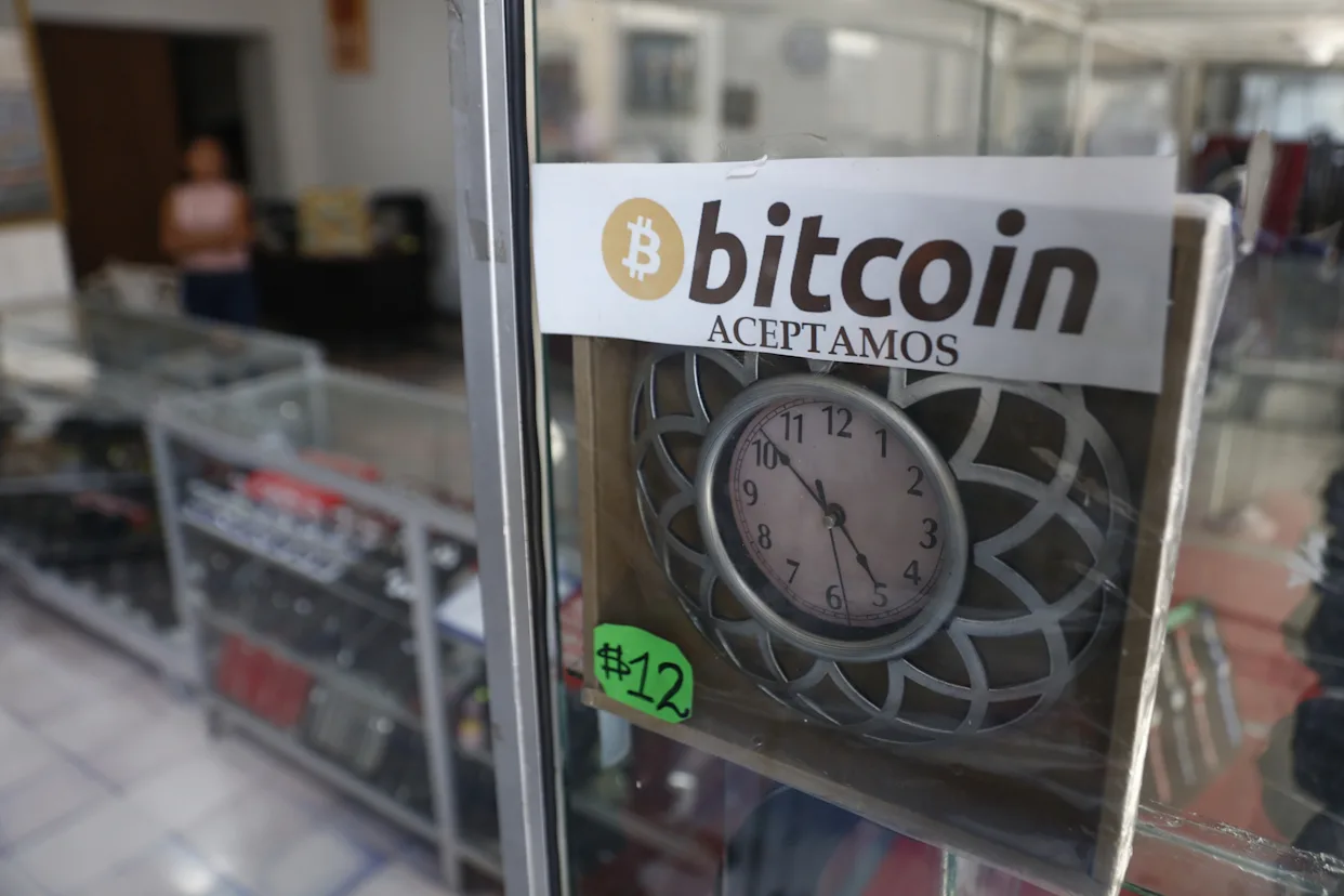 El bitcóin cae más del 2 % y toca su nivel mínimo desde abril