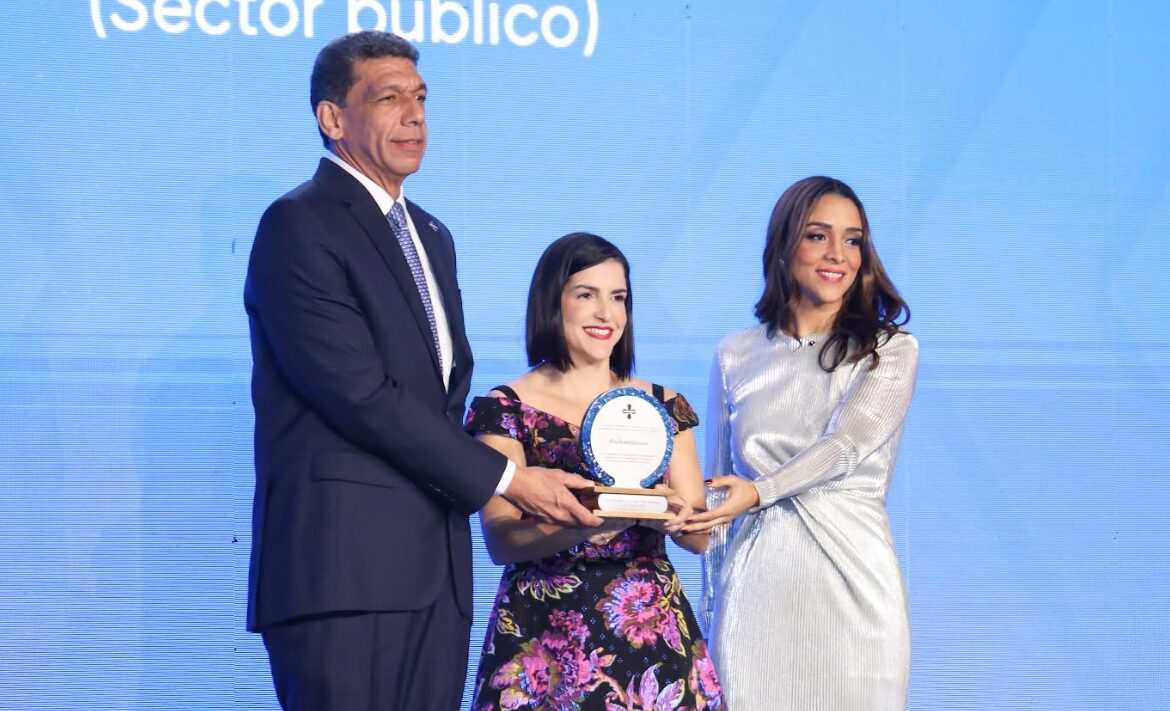 La directora ejecutiva de ProDominicana recibió esta distinción que reconoce su liderazgo.