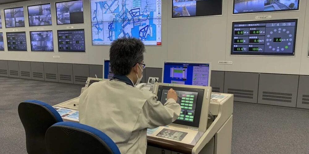 Un centro de control desde el que se controla en remoto el funcionamiento de algunos mecanismos, como las compuertas de los canales por posibles terremotos. EFE/ María Carcaboso Abrié