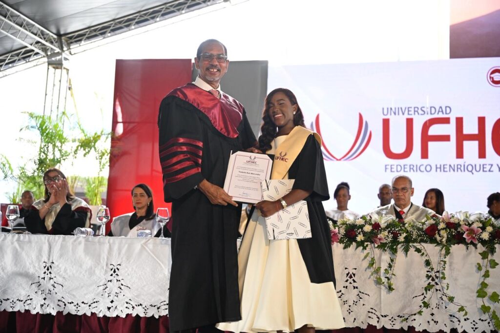 UFHEC gradúa 826 nuevos profesionales; 62.95% de los graduados fueron mujeres | 3 | UFHEC gradúa 826 nuevos profesionales; 62.95% de los graduados fueron mujeres - Noticias de hoy en República Dominicana | De Último Minuto