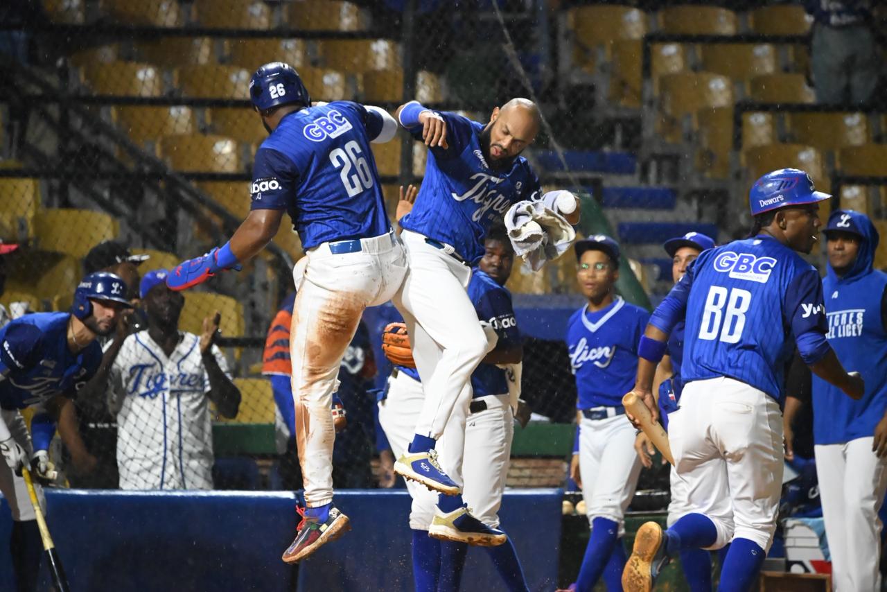 Los Tigres del Licey hacen historia con su victoria número 500 sobre las Águilas.