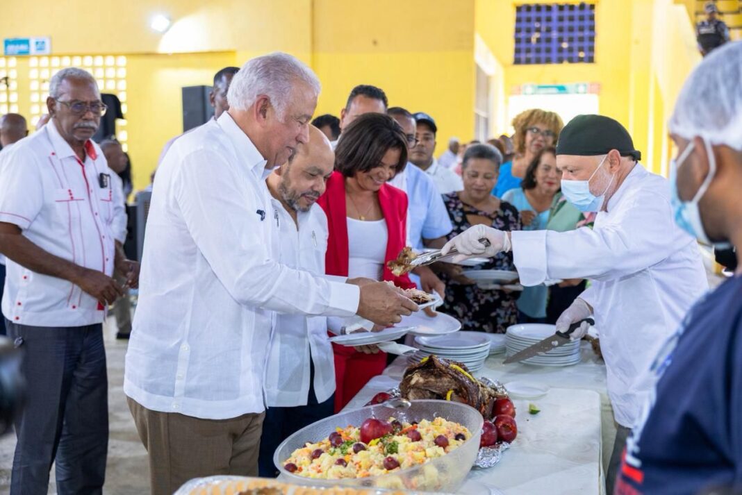 Ministro Andrés Bautista encabeza almuerzo navideño en Monte Plata Ministro Andrés Bautista encabeza almuerzo navideño en Monte Plata