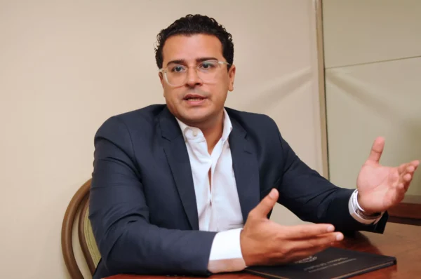 José Hoepelman critica postura contra La Casa de Alofoke
