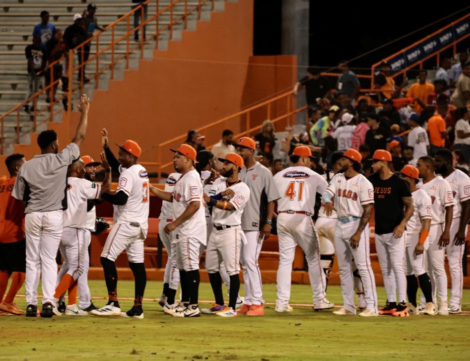 Toros arrasan con emocionante triunfo sobre Leones gracias a doble de oro de Pimentel