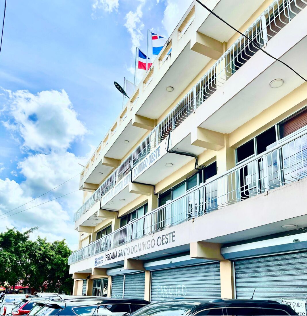 Imponen prisión preventiva para tres hombres acusados de destruir cajero automático y robar RD$3 millones