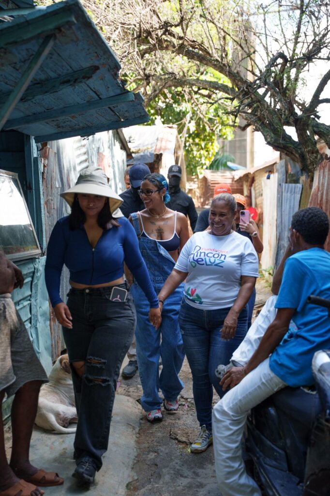 Tokischa y Jompeame entregaron donaciones a familias afectadas en Gualey por tormenta Melissa | 3 | Tokischa y Jompeame entregaron donaciones a familias afectadas en Gualey por tormenta Melissa - Noticias de hoy en República Dominicana | De Último Minuto