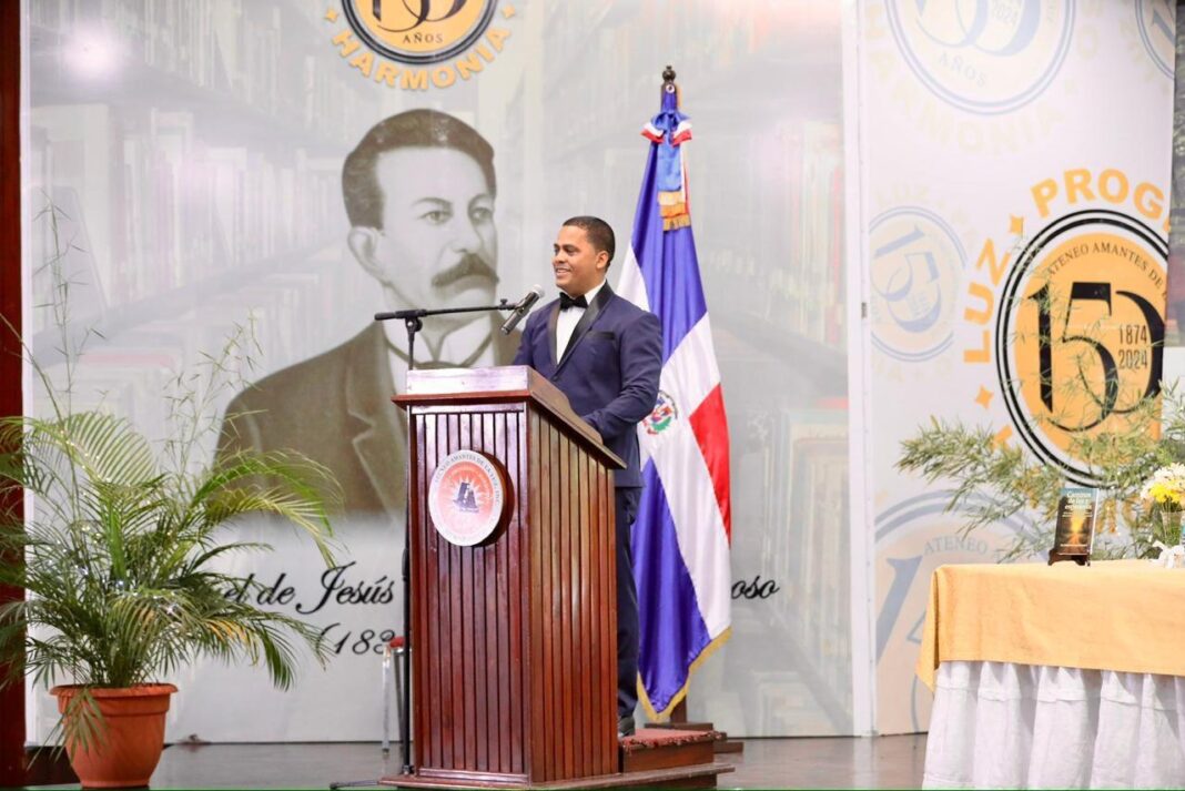 Periodista Humberto Fernández presenta con éxito su libro “Caminos de Luz y Esperanza” en Santiago