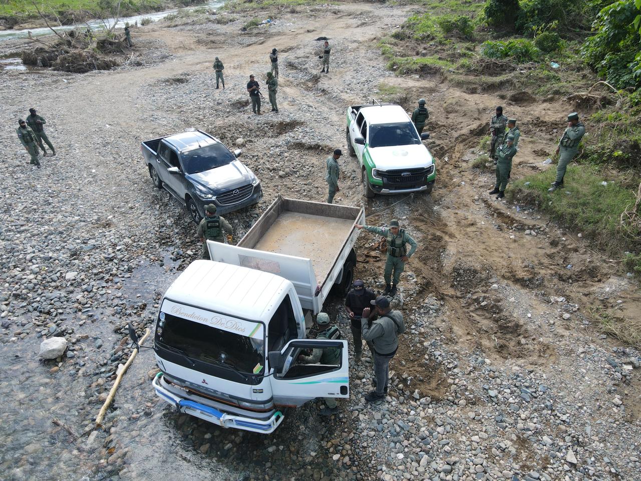 Ejército lidera operativo en San Cristóbal: tres camiones sorprendidos en extracción ilegal en el río Nigua