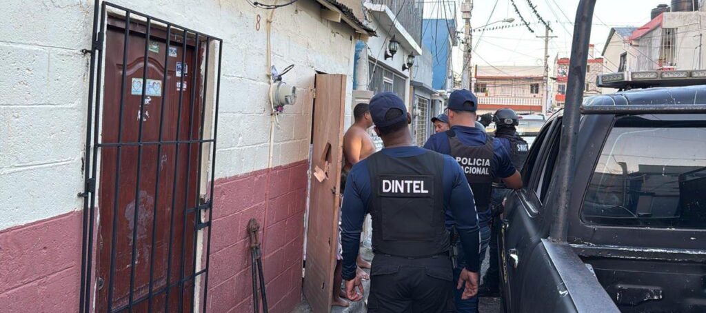 Autoridades ocupan drogas, armas y cigarrillos ilegales durante amplios operativos en Santiago | 2 | Autoridades ocupan drogas, armas y cigarrillos ilegales durante amplios operativos en Santiago - Noticias de hoy en República Dominicana | De Último Minuto