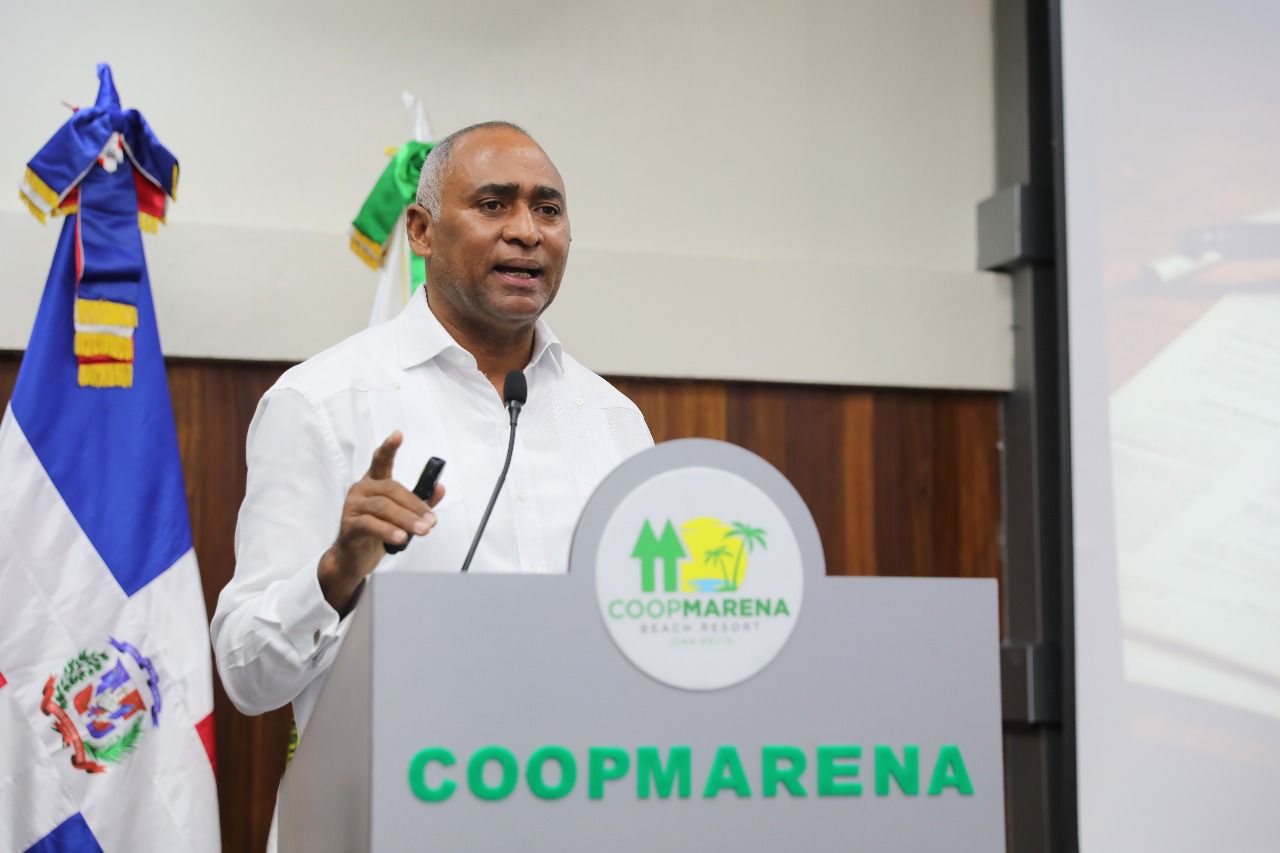 Julito Fulcar imparte conferencia sobre liderazgo en el sector cooperativo