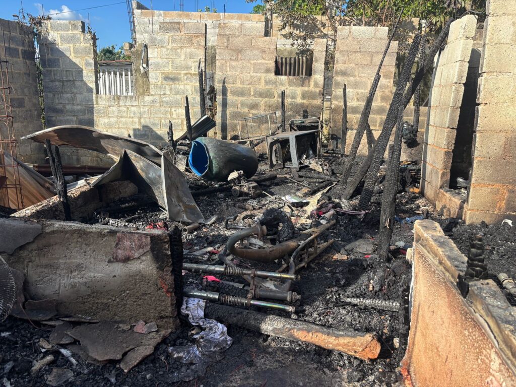 Incendio consume vivienda en Los Botados mientras su propietaria asistía a nueve días de un familiar | 2 | Incendio consume vivienda en Los Botados mientras su propietaria asistía a nueve días de un familiar - Noticias de hoy en República Dominicana | De Último Minuto