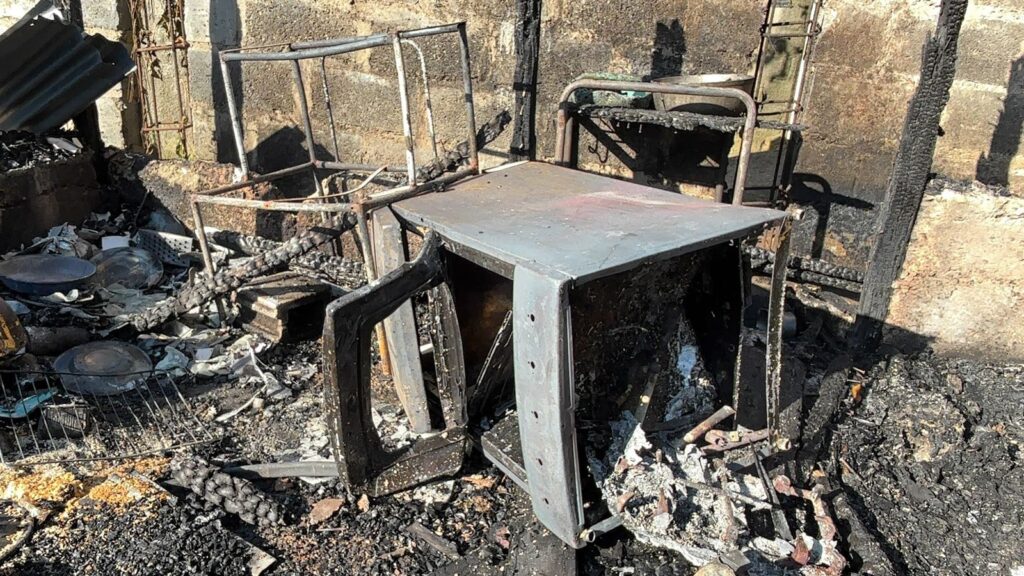 Incendio consume vivienda en Los Botados mientras su propietaria asistía a nueve días de un familiar | 3 | Incendio consume vivienda en Los Botados mientras su propietaria asistía a nueve días de un familiar - Noticias de hoy en República Dominicana | De Último Minuto
