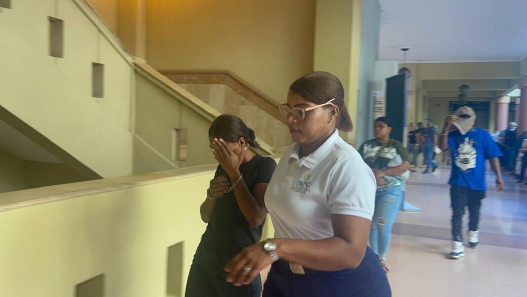 Envían a prisión a dos hombres y una mujer que asaltaban pasajeros en Santiago Envían a prisión a dos hombres y una mujer que asaltaban pasajeros en Santiago