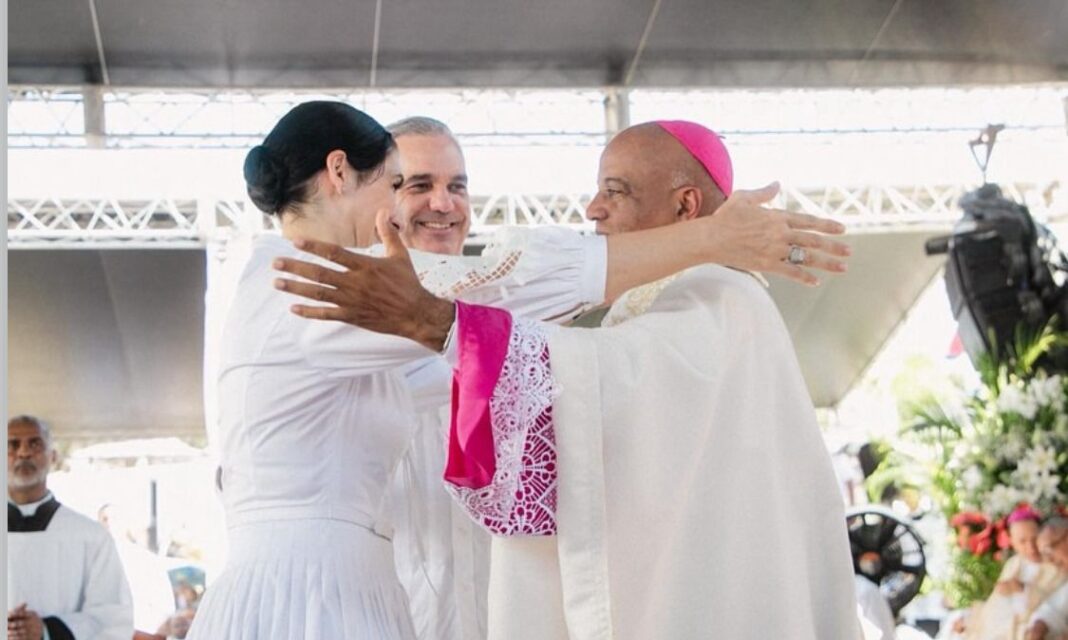Presidente Abinader y primera dama saludan al nuevo obispo Manuel Ruiz durante su ordenación