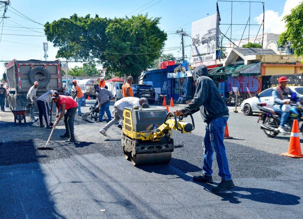 MOPC ejecuta plan de bacheo en el Gran Santo Domingo tras daños por las lluvias - Noticias de hoy en República Dominicana | De Último Minuto