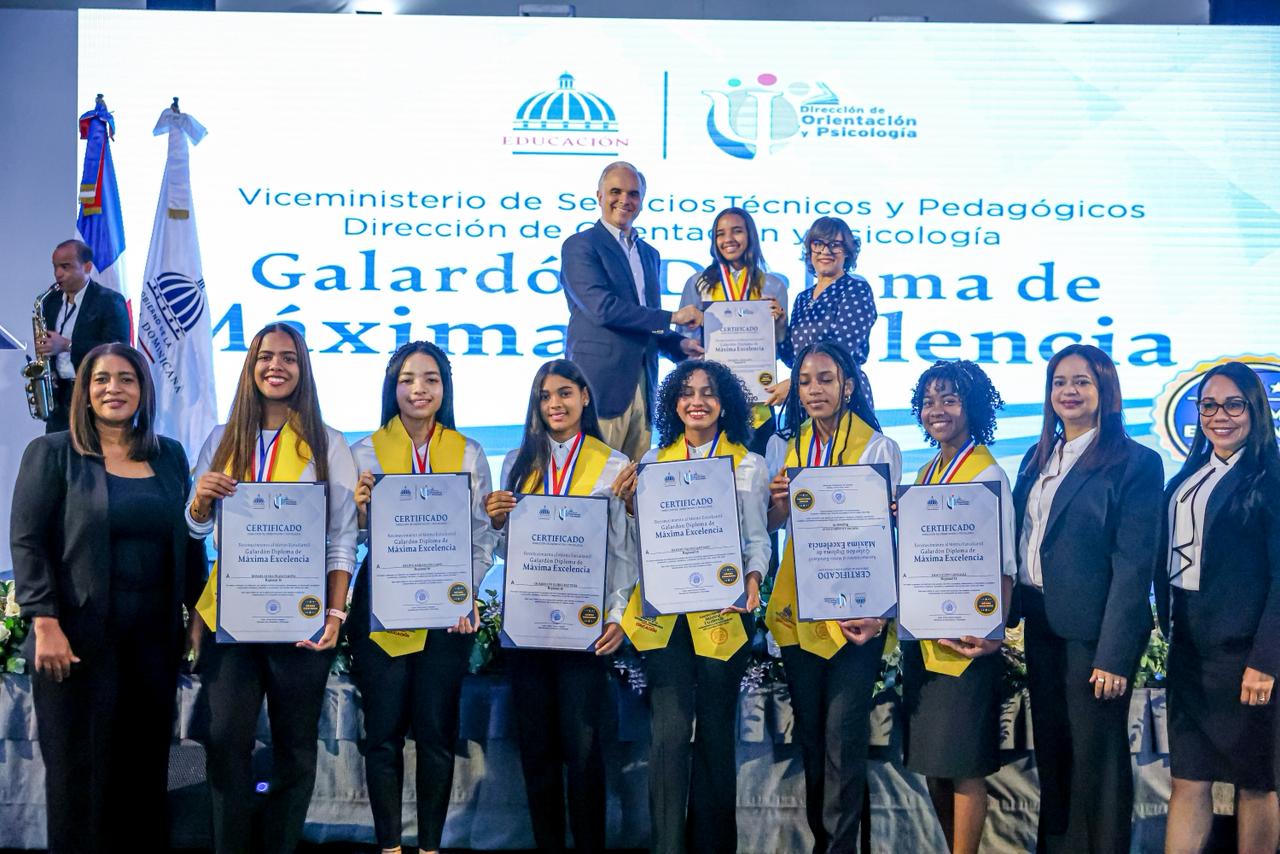Ministro premia a 150 estudiantes estrella por su brillantez académica y valores