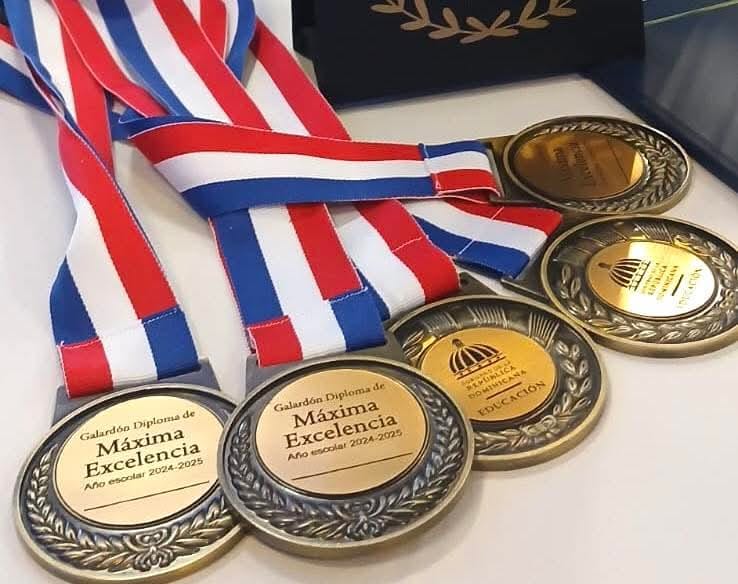 Estudiantes meritorias de Azua reciben el galardón “Diploma de Máxima Excelencia” | 2 | Estudiantes meritorias de Azua reciben el galardón “Diploma de Máxima Excelencia” - Noticias de hoy en República Dominicana | De Último Minuto